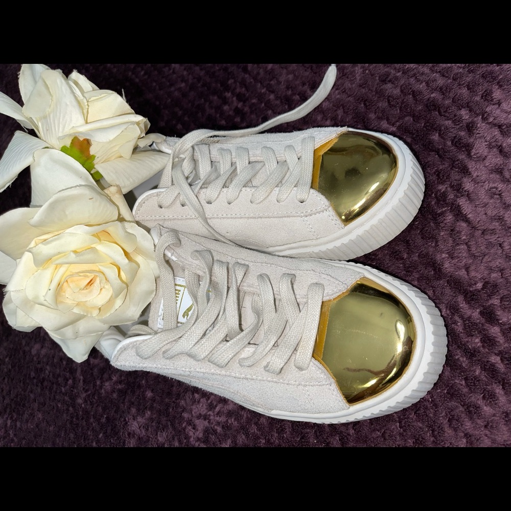 Gold toe pumas